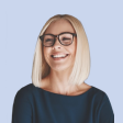 Młoda kobieta z blond włosami i w okularach